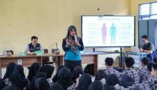 OIKN memberikan edukasi kesehatan di salah satu sekolah di wilayah delineasi ibu kota baru Indonesia. (Foto: Humas OIKN)