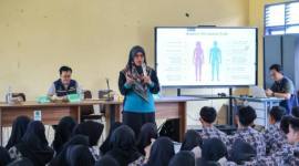 OIKN memberikan edukasi kesehatan di salah satu sekolah di wilayah delineasi ibu kota baru Indonesia. (Foto: Humas OIKN)