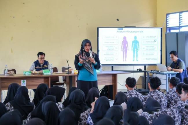 OIKN memberikan edukasi kesehatan di salah satu sekolah di wilayah delineasi ibu kota baru Indonesia. (Foto: Humas OIKN)