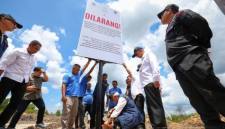 Pemasangan papan nama larangan agar tidak melakukan aktivitas ilegal yang merusak lingkungan di wilayah delineasi IKN. (Foto: Humas OIKN)