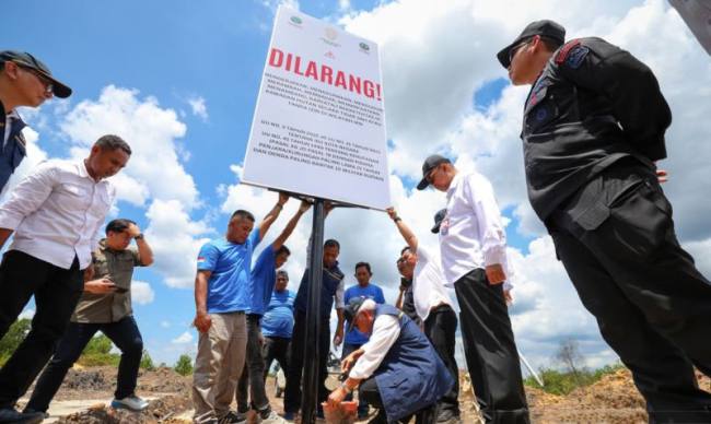 Pemasangan papan nama larangan agar tidak melakukan aktivitas ilegal yang merusak lingkungan di wilayah delineasi IKN. (Foto: Humas OIKN)