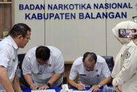 Penandatanganan MoU antara Universitas Sapta Mandiri (Univsm) dan Badan Narkotika Nasional Kabupaten (BNNK) Balangan. - Mc.Balangan