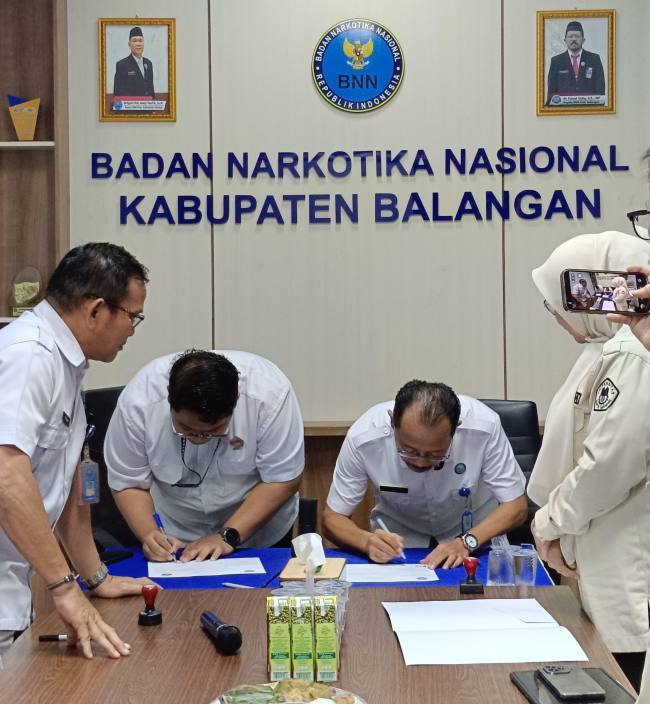 Penandatanganan MoU antara Universitas Sapta Mandiri (Univsm) dan Badan Narkotika Nasional Kabupaten (BNNK) Balangan. - Mc.Balangan
