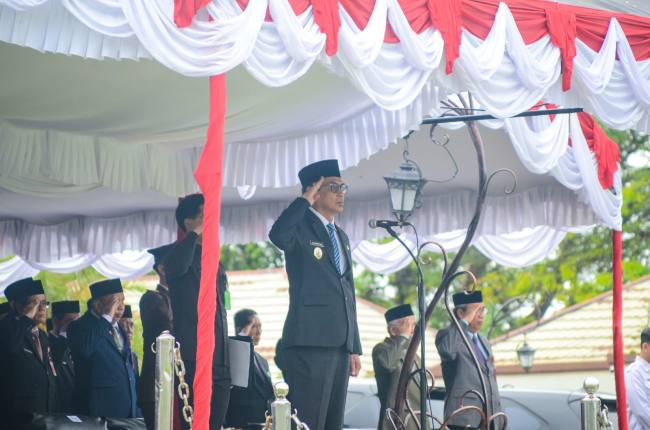 Wakil Bupati Balangan, Akhmad Fauzi memimpin upacara peringatan Hari Ulang Tahun (HUT) ke-77 Proklamasi Pemerintahan Gubernur Tentara ALRI Divisi IV Pertahanan Kalimantan di halaman Kantor Bupati Balangan, Paringin Selatan, Senin (18/5/2026). - Foto: Mc.Balangan