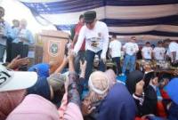 Gubernur Muhidin bersalaman dengan massa peringatan hari buruh di Banjarmasin