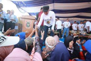 Gubernur Muhidin bersalaman dengan massa peringatan hari buruh di Banjarmasin