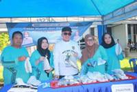 Gubernur Kalsel turut berbelanja dalam peringatan Hari Buruh di Banjarmasin.