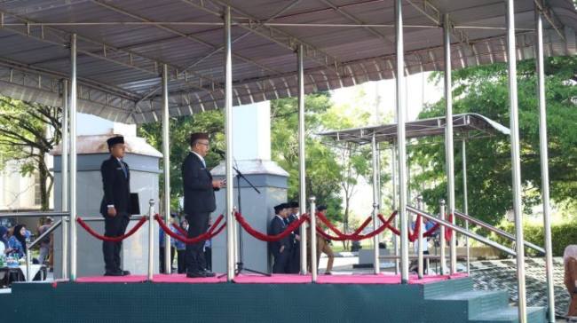 Sekda Kalsel memimpin apel peringatan Hari Otonomi Daerah di Halaman Kantor Gubernur Kalsel