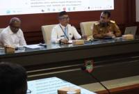 Sekda Kalsel (tengah) memimpin rapat yang membahas tentang driver online.