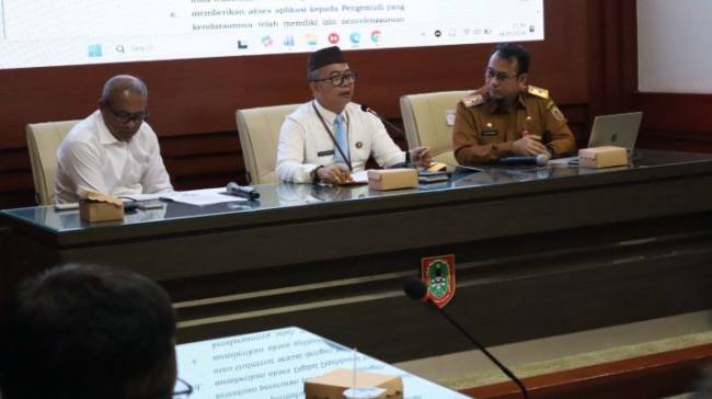 Sekda Kalsel (tengah) memimpin rapat yang membahas tentang driver online.