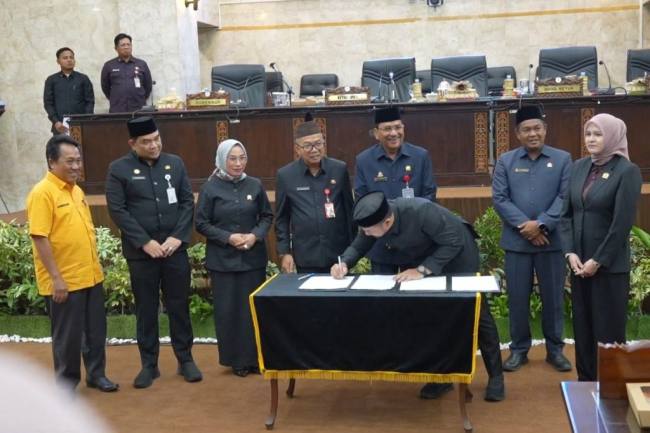 Pemprov Kalsel dan DPRD Kalsel melakukan penandatanganan kesepakatan usulan DOB Kambatang Lima