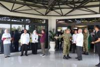 Gubernur Kalsel (kemeja putih paling kanan) saat berada di Bandara Syamsudin Noor menunggu kedatangan Wamenkop RI.