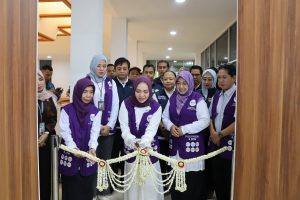Hj. Fathul Jannah memotong pita tanda diresmikannya Sekre Posyandu Wasaka