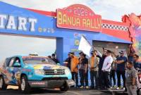 Gubernur mengibarkan bendera start menandai dimulainya Banua Rally 2026