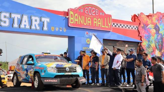 Gubernur mengibarkan bendera start menandai dimulainya Banua Rally 2026
