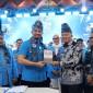 Gubernur Muhidin menerima kenang-kenangan buku dari Ketum KNPI usai pelatikan pengurus Kalsel. Foto : Istimewa
