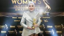 Ketua Dewan Kerajinan Nasional Daerah (Dekranasda) Kabupaten Tanah Laut, Kalimantan Selatan (Kalsel) Dian Rahmat Trianto menerima penghargaan Woman’s Inspiration Awards 2026 di Jakarta, beberapa waktu lalu. (Foto: Diskominfostasan Tala)