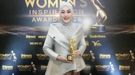Ketua Dewan Kerajinan Nasional Daerah (Dekranasda) Kabupaten Tanah Laut, Kalimantan Selatan (Kalsel) Dian Rahmat Trianto menerima penghargaan Woman’s Inspiration Awards 2026 di Jakarta, beberapa waktu lalu. (Foto: Diskominfostasan Tala)