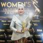 Ketua Dewan Kerajinan Nasional Daerah (Dekranasda) Kabupaten Tanah Laut, Kalimantan Selatan (Kalsel) Dian Rahmat Trianto menerima penghargaan Woman’s Inspiration Awards 2026 di Jakarta, beberapa waktu lalu. (Foto: Diskominfostasan Tala)