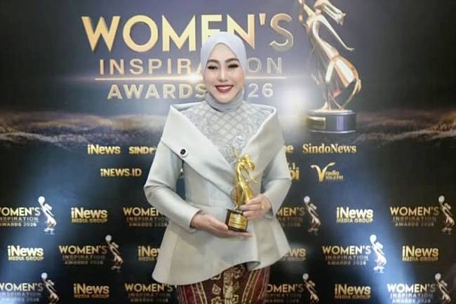 Ketua Dewan Kerajinan Nasional Daerah (Dekranasda) Kabupaten Tanah Laut, Kalimantan Selatan (Kalsel) Dian Rahmat Trianto menerima penghargaan Woman’s Inspiration Awards 2026 di Jakarta, beberapa waktu lalu. (Foto: Diskominfostasan Tala)