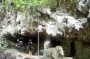 Pengunjung menelusuri Gua Beloyot di Kampung Merabu, Kecamatan Kelay, Kabupaten Berau, Kalimantan Timur. (Foto: Antara/M 

Risyal Hidayat)