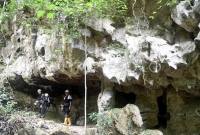 Pengunjung menelusuri Gua Beloyot di Kampung Merabu, Kecamatan Kelay, Kabupaten Berau, Kalimantan Timur. (Foto: Antara/M 

Risyal Hidayat)