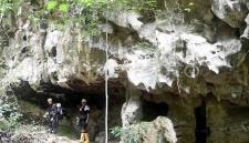 Pengunjung menelusuri Gua Beloyot di Kampung Merabu, Kecamatan Kelay, Kabupaten Berau, Kalimantan Timur. (Foto: Antara/M 

Risyal Hidayat)