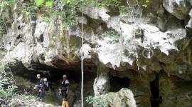 Pengunjung menelusuri Gua Beloyot di Kampung Merabu, Kecamatan Kelay, Kabupaten Berau, Kalimantan Timur. (Foto: Antara/M 

Risyal Hidayat)