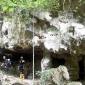 Pengunjung menelusuri Gua Beloyot di Kampung Merabu, Kecamatan Kelay, Kabupaten Berau, Kalimantan Timur. (Foto: Antara/M 

Risyal Hidayat)