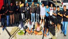 Tim gabungan dari Macan Resta Polresta Banjarmasin dan Macan Kalsel meringkus preman dan pelaku pungutan liar yang sering meremehkan di beberapa SPBU di Banjarmasin, beberapa waktu lalu. (Foto: Antara/Gunawan Wibisono)