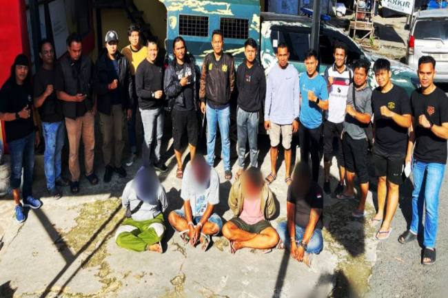 Tim gabungan dari Macan Resta Polresta Banjarmasin dan Macan Kalsel meringkus preman dan pelaku pungutan liar yang sering meremehkan di beberapa SPBU di Banjarmasin, beberapa waktu lalu. (Foto: Antara/Gunawan Wibisono)