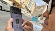 Foto Ilustrasi - Petugas haji menggunakan aplikasi Kawal Haji melalui ponsel di Kantor Daker Makkah, Makkah, Arab Saudi. (Foto: Antara/Citro Atmoko)

