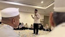 Kabid Bimbad Daker Makkah PPIH Arab Saudi Abdillah M Thohir memberikan materi manasik haji kepada jamaah calon haji di Mushola Tower 4, Hotel Al Hidayah, Makkah, Minggu (10/5/2026). (Foto: Antara/Citro Atmoko)