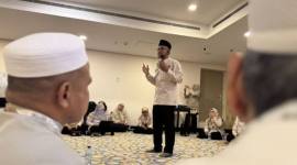 Kabid Bimbad Daker Makkah PPIH Arab Saudi Abdillah M Thohir memberikan materi manasik haji kepada jamaah calon haji di Mushola Tower 4, Hotel Al Hidayah, Makkah, Minggu (10/5/2026). (Foto: Antara/Citro Atmoko)