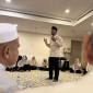 Kabid Bimbad Daker Makkah PPIH Arab Saudi Abdillah M Thohir memberikan materi manasik haji kepada jamaah calon haji di Mushola Tower 4, Hotel Al Hidayah, Makkah, Minggu (10/5/2026). (Foto: Antara/Citro Atmoko)