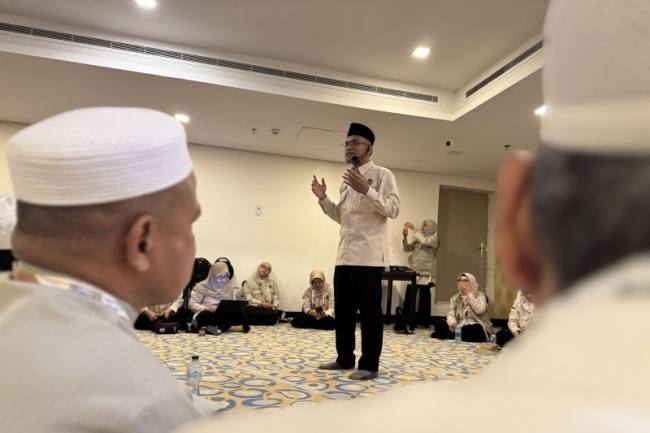 Kabid Bimbad Daker Makkah PPIH Arab Saudi Abdillah M Thohir memberikan materi manasik haji kepada jamaah calon haji di Mushola Tower 4, Hotel Al Hidayah, Makkah, Minggu (10/5/2026). (Foto: Antara/Citro Atmoko)