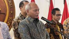 Kepala Satuan Kerja Khusus Pelaksana Kegiatan Usaha Hulu Minyak dan Gas Bumi (SKK Migas) Djoko Siswanto dalam konferensi pers di Kantor Kementerian Transmigrasi Jakarta, Senin (4/5/2026). (Foto: Antara/Putu I Savitri)
