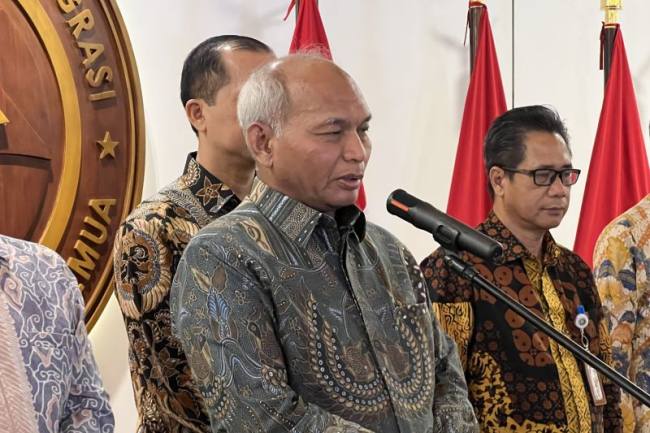 Kepala Satuan Kerja Khusus Pelaksana Kegiatan Usaha Hulu Minyak dan Gas Bumi (SKK Migas) Djoko Siswanto dalam konferensi pers di Kantor Kementerian Transmigrasi Jakarta, Senin (4/5/2026). (Foto: Antara/Putu I Savitri)
