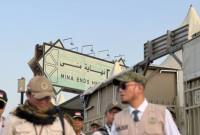 Wakil Menteri Haji (Wamenhaj) Dahnil Anzar Simanjuntak (Kiri) meninjau fasilitas tenda jemaah calon haji Indonesia dan jalur Jamarat di Mina, Makkah, Arab Saudi, Sabtu (23/5/2026). (Foto: Antara/Citro Atmoko)