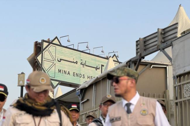 Wakil Menteri Haji (Wamenhaj) Dahnil Anzar Simanjuntak (Kiri) meninjau fasilitas tenda jemaah calon haji Indonesia dan jalur Jamarat di Mina, Makkah, Arab Saudi, Sabtu (23/5/2026). (Foto: Antara/Citro Atmoko)