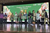 Asisten Ekonomi dan Pembangunan Kalsel menerima penghargaan dari Menteri Kebudayaan. 