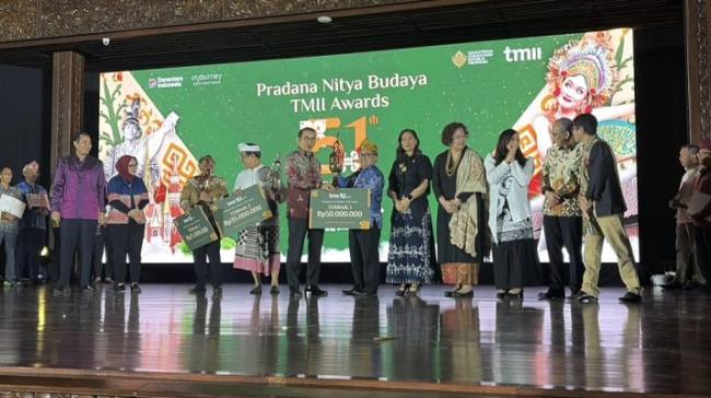 Asisten Ekonomi dan Pembangunan Kalsel menerima penghargaan dari Menteri Kebudayaan. 
