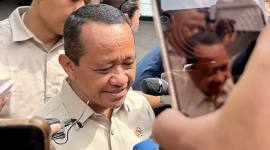 
Menteri Energi dan Sumber Daya Mineral (ESDM) Bahlil Lahadalia ditemui di Kompleks Istana Kepresidenan, Jakarta, Selasa (5/5/2026). (Foto: Antara/Maria C Galuh)