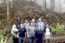 Tim gemologi asal Australia dan Prancis saat meneliti warisan geologi batu kulit ular bagian dari situs Geopark Meratus di kawasan Taman Hutan Raya (Tahura) Sultan Adam, Kabupaten Banjar, Kalimantan Selatan. (Foto: BP Geopark Meratus)