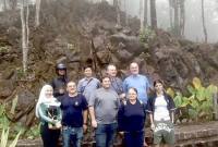 Tim gemologi asal Australia dan Prancis saat meneliti warisan geologi batu kulit ular bagian dari situs Geopark Meratus di kawasan Taman Hutan Raya (Tahura) Sultan Adam, Kabupaten Banjar, Kalimantan Selatan. (Foto: BP Geopark Meratus)
