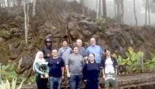 Tim gemologi asal Australia dan Prancis saat meneliti warisan geologi batu kulit ular bagian dari situs Geopark Meratus di kawasan Taman Hutan Raya (Tahura) Sultan Adam, Kabupaten Banjar, Kalimantan Selatan. (Foto: BP Geopark Meratus)