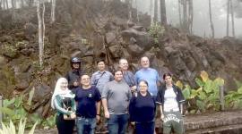 Tim gemologi asal Australia dan Prancis saat meneliti warisan geologi batu kulit ular bagian dari situs Geopark Meratus di kawasan Taman Hutan Raya (Tahura) Sultan Adam, Kabupaten Banjar, Kalimantan Selatan. (Foto: BP Geopark Meratus)