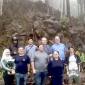 Tim gemologi asal Australia dan Prancis saat meneliti warisan geologi batu kulit ular bagian dari situs Geopark Meratus di kawasan Taman Hutan Raya (Tahura) Sultan Adam, Kabupaten Banjar, Kalimantan Selatan. (Foto: BP Geopark Meratus)