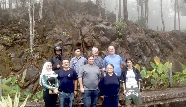 Tim gemologi asal Australia dan Prancis saat meneliti warisan geologi batu kulit ular bagian dari situs Geopark Meratus di kawasan Taman Hutan Raya (Tahura) Sultan Adam, Kabupaten Banjar, Kalimantan Selatan. (Foto: BP Geopark Meratus)