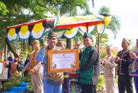 
Penyerahan piagam penetapan dari Menteri Hukum Republik Indonesia kepada Gubernur Kalimantan Tengah, Agustiar Sabran. (Foto: Dok Kanwil Kemenkum Kalteng)